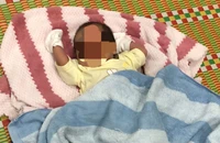 Cháu bé sơ sinh bị bỏ rơi trước cổng chùa cùng bức thư của người mẹ