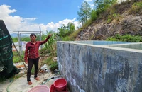 Khu tái định cư thiếu nước sạch, người dân phải dùng giếng khoan ở nghĩa trang