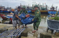 Ảnh: Người dân Quảng Trị tất bật ứng phó bão số 4