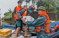 Lực lượng chức năng ở Quảng Trị tiếp tế lương thực cho người dân bị cô lập 
