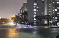 Mưa xối xả khiến nhiều nơi ở Huế bị ngập trong đêm