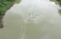 Mở rộng phạm vi tìm kiếm 2 người mất tích vụ xe chở rác lao xuống sông