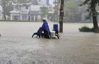 Nước lũ dâng cao trong đêm, Thừa Thiên Huế cho học sinh nghỉ học