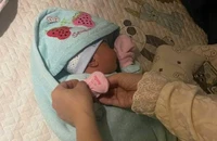 Bé trai bị bỏ rơi trước cổng nhà dân cùng mẩu giấy 'nhờ nuôi giúp'