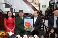 Chủ tịch Quốc hội Trần Thanh Mẫn thăm, tặng quà người có công tại Huế