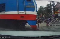 Thót tim nhìn tàu hỏa vụt qua khi gác chắn chưa kéo hết