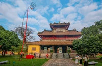 Dựng nêu trong Hoàng cung Huế báo hiệu Tết về