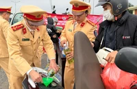 CSGT TP Huế đổ xăng, tiếp sức cho người dân về quê ăn Tết