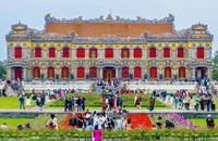 Chùm ảnh: Du khách tham quan Đại nội Huế trong dịp đầu năm Ất Tỵ 