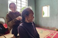 Người phụ nữ nghèo ở Quảng Trị xúc động khi được hỗ trợ 160 triệu đồng