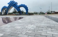 Mới sử dụng, đá lát sân ở bãi tắm Cửa Việt đã nứt vỡ 