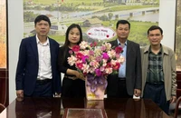 Đến chúc mừng ngày 8-3, trung tâm 15 người thì chỉ 1 người làm việc đúng giờ