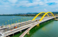 Độc đáo những chiếc 'lọng che vua' trên cây cầu bắc qua sông Hương