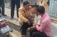 Kịp thời ngăn chặn nam thanh niên nhảy cầu vì buồn chuyện tình cảm
