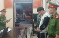 Bắt người đàn ông móc cốp xe trộm hơn 50 triệu đồng