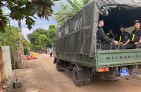 Nhiều công an truy bắt nghi phạm đâm hàng xóm tử vong rồi bỏ trốn