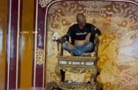 Clip: Khống chế người đàn ông ngồi lên ngai vàng trong Đại Nội Huế