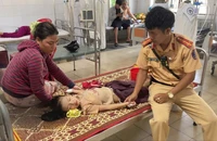 CSGT Huế kịp thời đưa cháu bé bị sốt cao, co giật đi cấp cứu