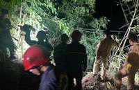 Cảnh sát đu dây cứu tài xế xe đầu kéo rơi xuống vực sâu 70m 