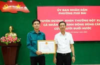 Khen thưởng nam thợ hồ dũng cảm cứu cháu bé bị đuối nước