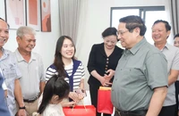 Thủ tướng thăm cây cầu mới bắc qua sông Hương và nhà ở xã hội tại Huế