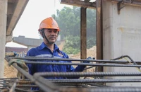 Trên công trường dự án mở rộng cao tốc La Sơn - Hòa Liên lên 4 làn xe