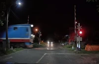 Người đi đường hú vía khi barie tự động mở toang lúc tàu hỏa lao tới
