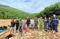 Giải cứu 5 người bị cô lập 2 ngày do lũ dữ