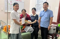 Đi nhận quà Quốc khánh, sản phụ chuyển dạ sinh con, được thêm 1 phần quà