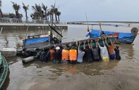 Bão số 10: 3 tàu cá bị chìm trên sông Thạch Hãn