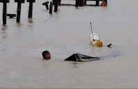Một thuyền đánh cá bị chìm khi đang neo đậu tại Cửa Việt