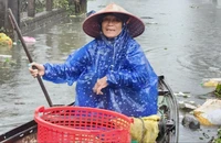 Chống chọi với nước lũ dâng cao ở Huế