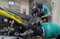 Sinh viên Huế, Đà Nẵng 'hồi sinh' hàng trăm xe máy ngập nước 