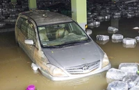 Ô tô, xe máy ngổn ngang trong bùn đất sau khi lũ rút ở Huế