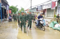 Tư lệnh Quân khu 4 kiểm tra, động viên bộ đội giúp dân khắc phục hậu quả mưa lũ ở Huế