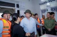 Tổng Bí thư Tô Lâm thăm, tặng quà người dân bị ảnh hưởng do mưa lũ ở Huế