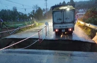 Sập mố cầu ở Huế, đường huyết mạch bị chia cắt