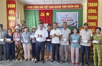 Báo Pháp Luật TP HCM trao tiền hỗ trợ 100 hộ dân bị ảnh hưởng nặng nề bởi lũ lụt ở Huế