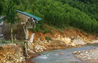 Lũ dữ như sóng thần ập về, cuốn phăng nhà cửa trong chốc lát