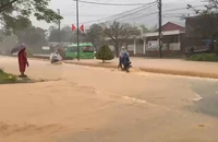 Mưa xối xả, nước chảy như thác trên đường Hồ Chí Minh