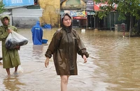 Lũ ngập tới nóc chợ, tiểu thương bật khóc nhìn tài sản chìm trong nước