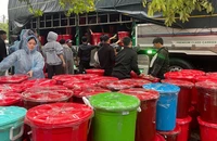 Bí mật trong những chiếc thùng nhựa từ Huế gửi bà con vùng lũ Đắk Lắk
