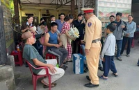 CSGT làm việc với nhà xe bị tố ‘bỏ mặc 40 khách đói khát’ ở Huế