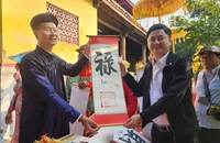 Du khách nhận chữ đóng ấn 'Phú, Thọ, Khang, Ninh' Hoàng cung Huế