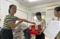 Xúc động hình ảnh bệnh nhân tại TP Huế nén đau, tự tay bỏ phiếu bầu cử