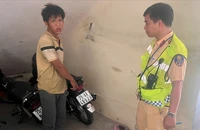 Cố tình che biển số qua chốt CSGT, nam thanh niên lộ tẩy đi xe trộm cắp
