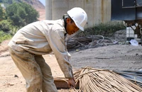 Công nhân thi công mở rộng cao tốc miền Trung dưới trời nắng gắt