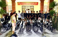 Xử lý nhóm thanh niên tông rào chắn của công an và livestream cổ vũ đua xe