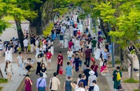 Hàng ngàn du khách tham quan Đại nội Huế trong ngày lễ 30-4
