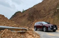 Đất đá ngổn ngang tại điểm sạt lở đường dẫn cao tốc La Sơn - Hòa Liên